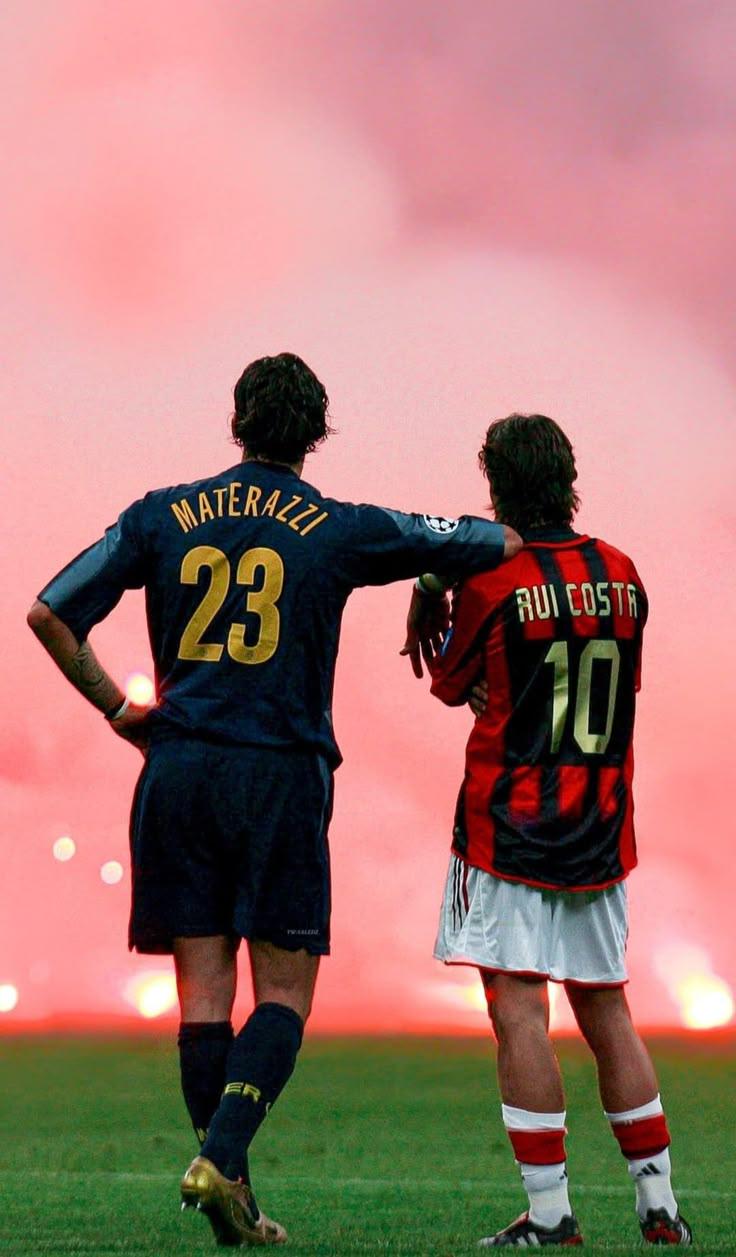 Marco Materazzi y Rui Costa observan el estadio